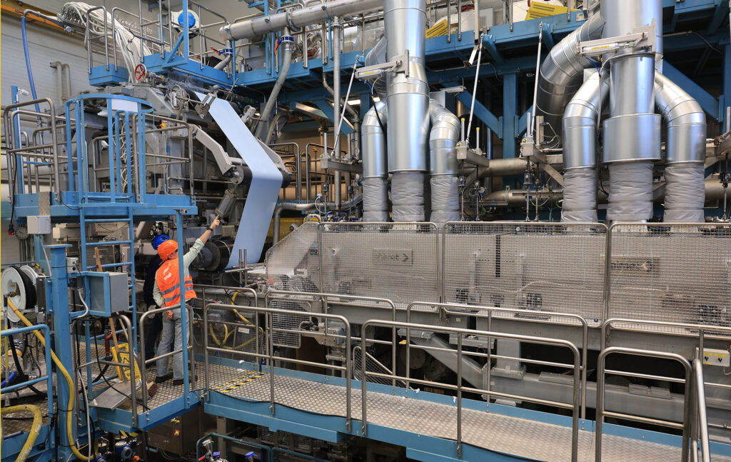 VTT:n SAMPO-koekone ja tulistetun höyryn SteamDry-teknologiaa kuitukuivauksen energiatehokkuuden kehittämiseen.
