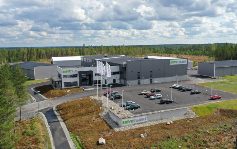 Sievitalon puuelementtitehdas ja toimitilat, joissa valmistetaan rakennusteollisuuden puuelementtejä Suomessa