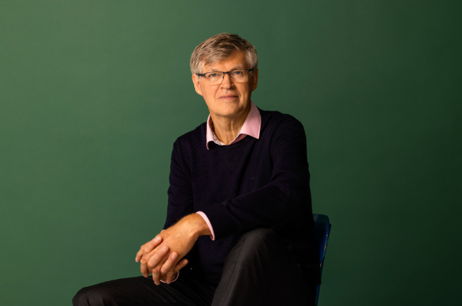 Tapani Vuorinen katsoo kohti kameraa