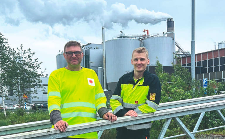 Stora Enson Imatran tehtaiden ympäristöpäällikkö Teemu Klemetti (vas.) ja kehityspäällikkö Janne Mäkelä.