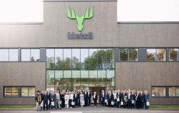 Metsä Groupin ja Metsä Tissuen johtoa sekä sidosryhmiä ryhmäkuvassa modernin puuverhoillun toimistorakennuksen edustalla Mariestadin tehdasinvestoinnin juhlistuksessa.