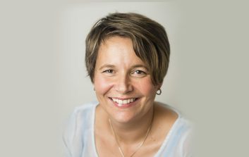 Alina Ruonala-Lindgren katsoo kohti kameraa.