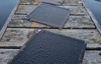 Uusista biohartseista valmistettuja komposiittilevyjä sääaltistuksessa.