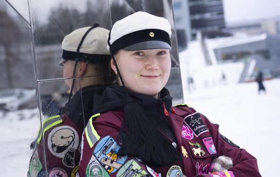 Elli Oksanen katsoo kameraan