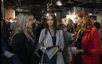 Paperi ja Puu -lehteä. 2023-01-25. FBI DAY 2023 Oulu.  Kuvassa oik. Stora Enson toimitusjohtaja Annica Bresky, keskellä Sanni Markkanen TAMK. ja Ellen Nyblom TAMK. Kuva Vesa Ranta.