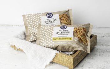 Fazer Kaurainen Riisipiirakka pakkauksia puisella tarjottamisella.