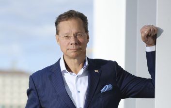 Hans Sohlström katsoo kohti kameraa.