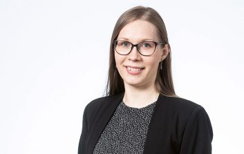 Kuvassa Henriikka Tuominen AFRYn koneturvallisuusasiantuntija