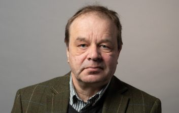 Ilkka Leinonen katsoo kohti kameraa.