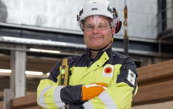 Ilkka Satta katsoo kameraan