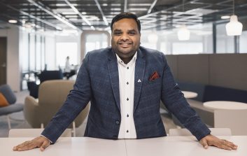 Naveen Chenna katsoo kohti kameraa.