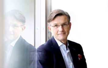 Teknologiateollisuus ry:n toimitusjohtaja Jaakko Hirvola katsoo kohti kameraa.