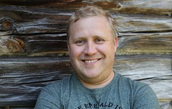 Juho Rahkonen katsoo kameraan