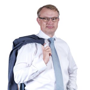 Energiateollisuus ry:n toimitusjohtaja Jukka Leskelä katsoo kohti kameraa.