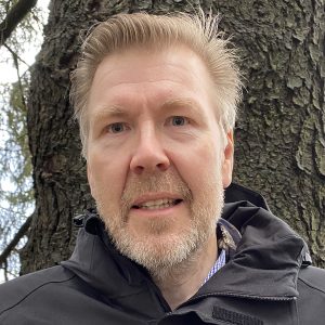 Kalle Kärhä katsoo kameraan