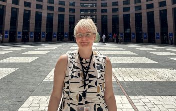 Krista Kimmo katsoo kohti kameraa