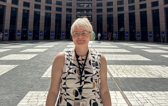 Krista Kimmo katsoo kohti kameraa