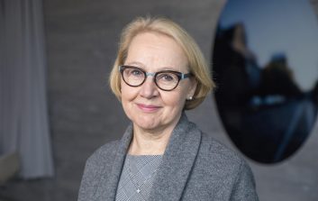 Kristiina Kruus katsoo kohti kameraa.