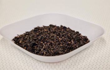 Rautamodifioitu eli magnetiitilla muokattu männynkuori astiassa.