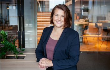 Kemiran Mari Zapihian katsoo kohti kameraa.