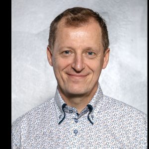 Markku Remes katsoo kameraan