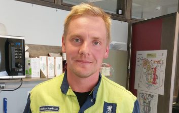 Matias Karhula katsoo kohti kameraa.