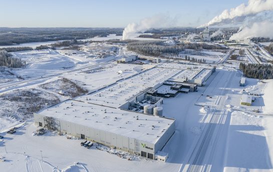 Metsä Woodin kertopuutehdas lumisissa maisemissa.