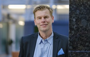 Nicholas Oksanen katsoo kohti kameraa.