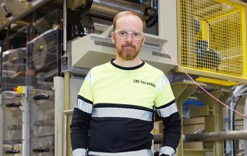 TreeToTextilen teknologiajohtaja Olli Ylä-Jarkko katsoo kohti kameraa.