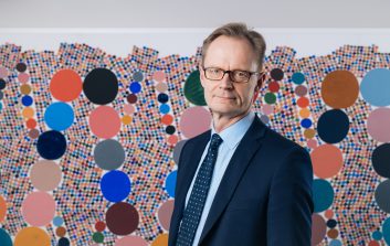 Alivaltiosihteeri Petri Peltonen työ- ja elinkeinoministeriöstä katsoo kohti kameraa.