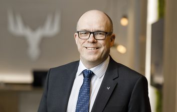 Pertti Hietaniemi, henkilöstöjohtaja, Stora Enso katsoo kohti kameraa.