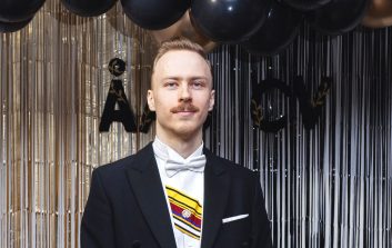 Risto Ruhola katsoo kameraan