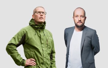 Metsä Groupin yhteiskuntasuhdejohtaja Tomi Salo ja Greenpeace Suomen maajohtaja Touko Sipiläinen katsovat kohti kameraa.