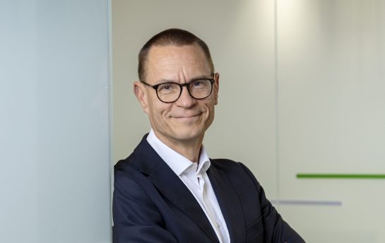 Sami Riekkola katsoo kameraan