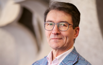 Anders Portin katsoo kameraan