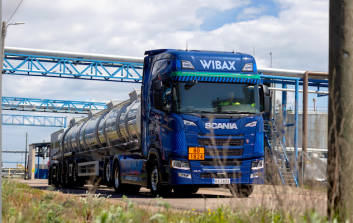 Sininen Wibax-merkitty Scania-säiliöauto kuljettamassa kemikaaleja teollisuusympäristössä