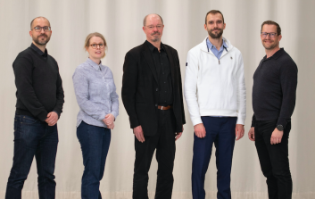 LignoSphere-biomateriaaliyrityksen perustajajäsenet ja tiimi poseeraavat yhdessä vaaleaa taustaa vasten.