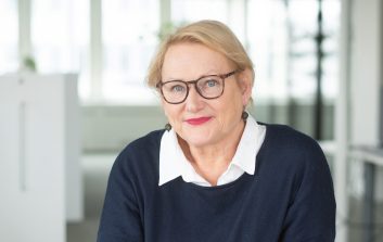 Suomen Metsäyhdistyksen nuorisoviestinnän johtava asiantuntija Sirpa Kärkkäinen katsoo kohti kameraa.