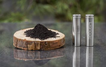 Kovahiiltä puulevyn päällä kasassa ja vieressä kaksi paristoa.