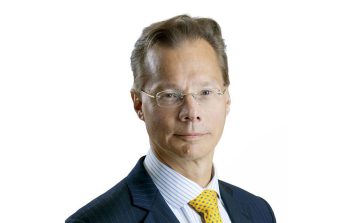 Stora Enson toimitusjohtaja Hans Sohlström katsoo kohti kameraa.