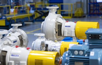 Sulzer-teollisuuspumppuja rivissä tehdasympäristössä.