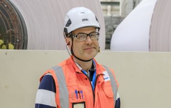 Tero Nevalainen katsoo kohti kameraa.