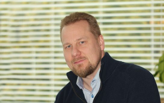 Toni Luopajärvi katsoo kohti kameraa.