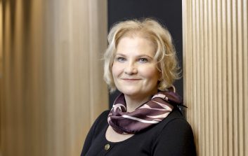 Tua Huomo katsoo kohti kameraa.