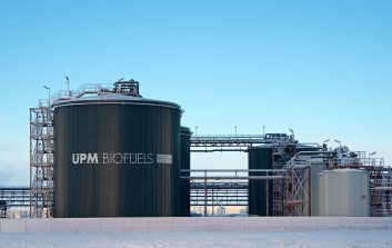 UPM Biofuelsin Lappeenrannan biojalostamon suuria säiliöitä talvisessa maisemassa sinisen taivaan alla.