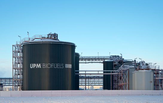 UPM Biofuelsin Lappeenrannan biojalostamon suuria säiliöitä talvisessa maisemassa sinisen taivaan alla.