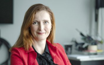 Paperi ja Puu -lehteä. 2023-01-25. FBI DAY 2023 Oulu.  Kuvassa Annica Bresky. Kuva Vesa Ranta.