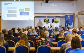 Yleisöä istuu luentosalissa Puunjalostusinsinöörien kevätseminaarissa Kalastajatorpalla Helsingissä.