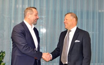 SFW:n toimitusjohtaja Tomas Harju-Jeanty ja VTT:n toimitusjohtaja Kalle Härkki kättelevät